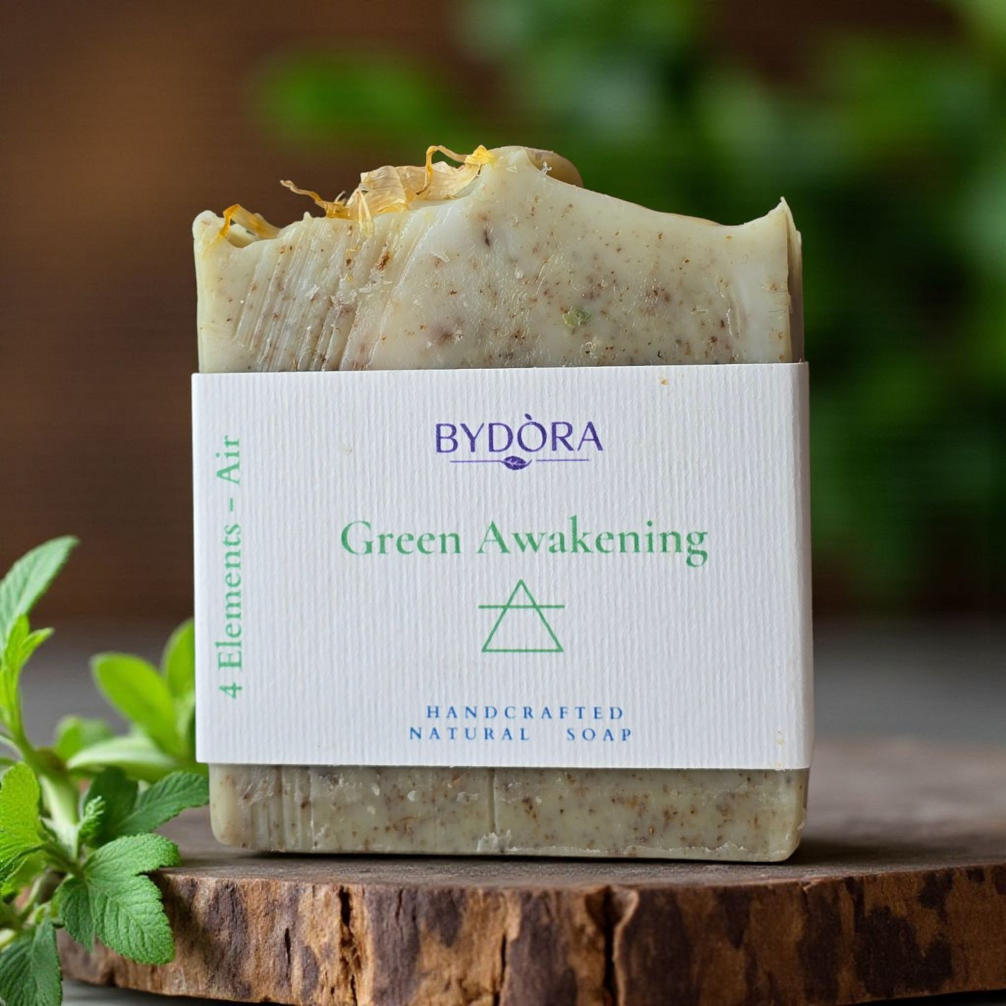 A refreshing handmade soap enriched with green and white clays, mint, rosemary and nettle. Cleanses deeply while revitalising and refreshing the skin.